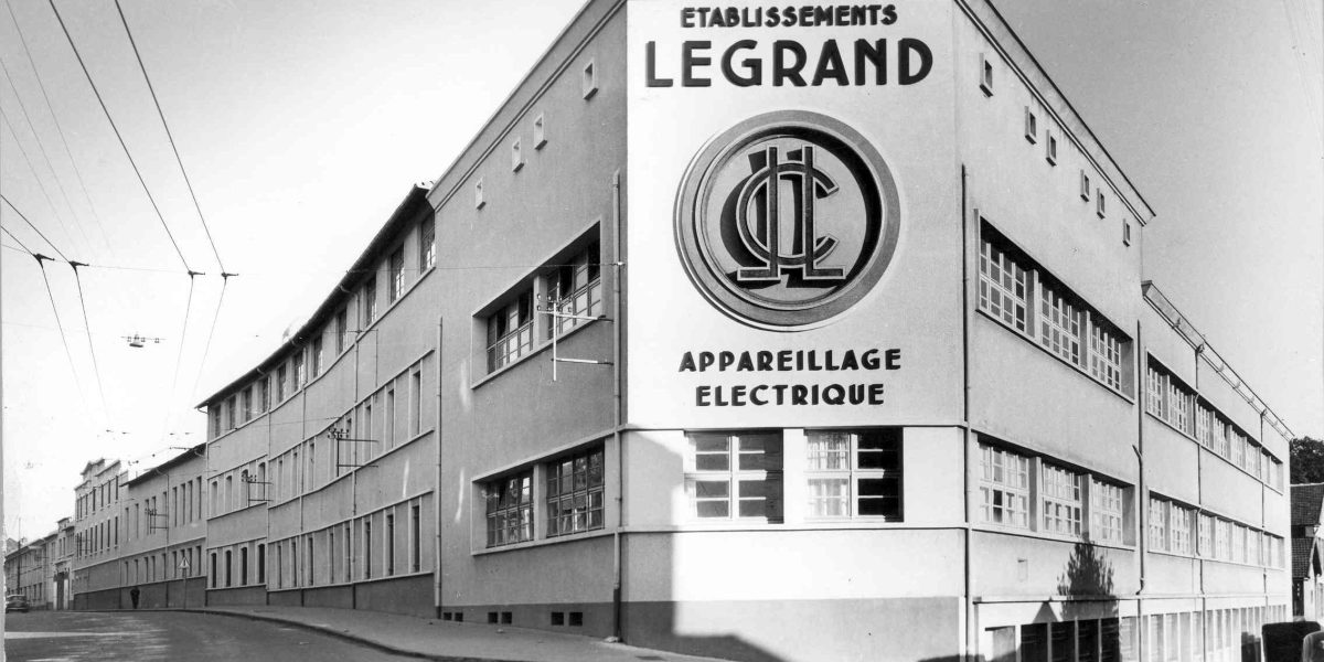 5edf6e79e3d51_1955_vue_enseigne_legrand-3998487